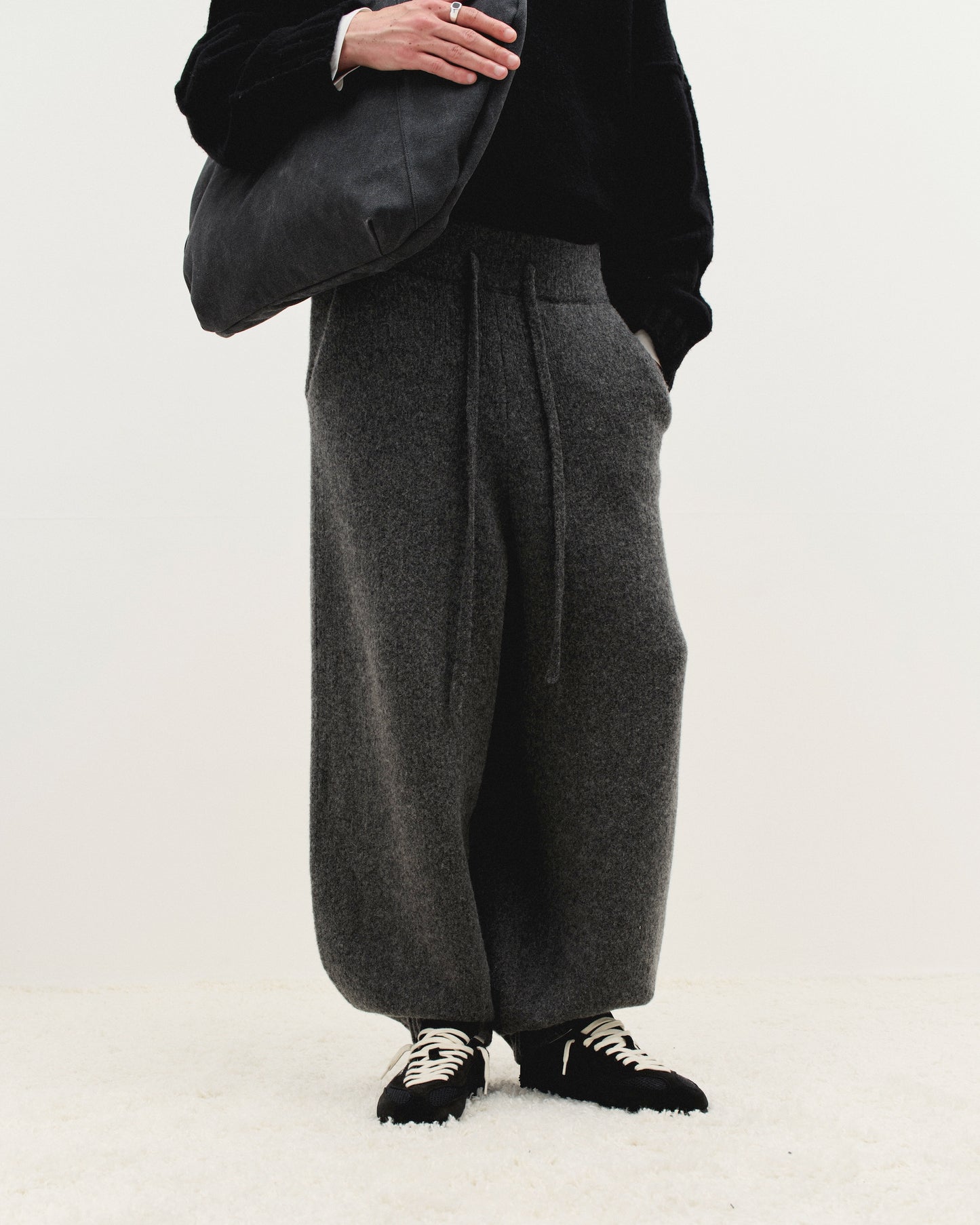 Pantalon en maille de laine à revers en grain de granit